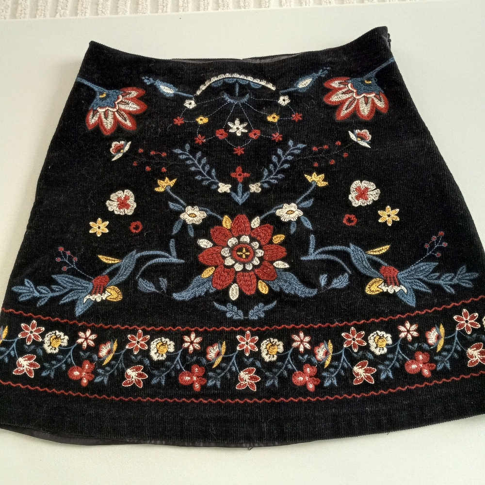 Embroidered mini skirt